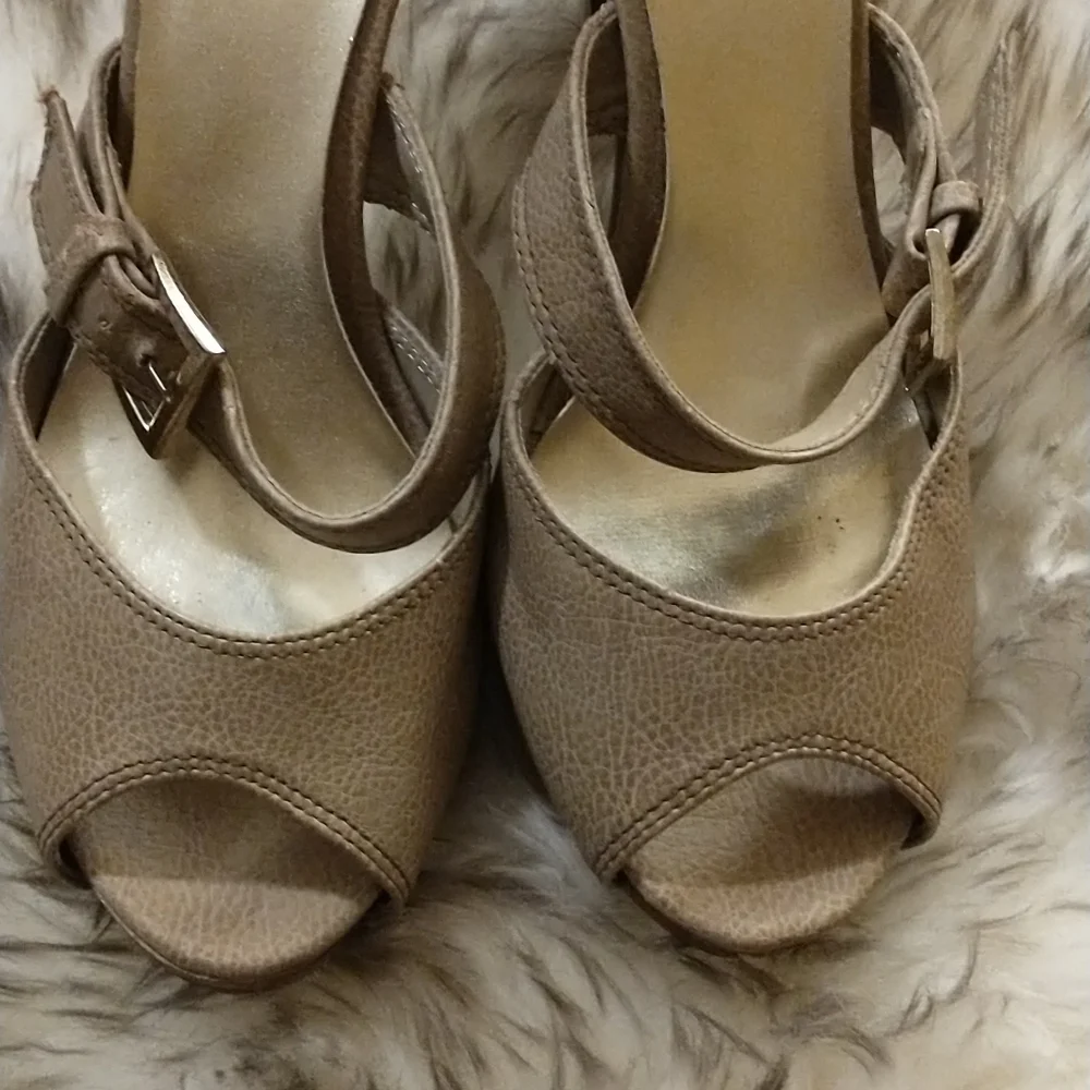 Super cute tan Qupid heels